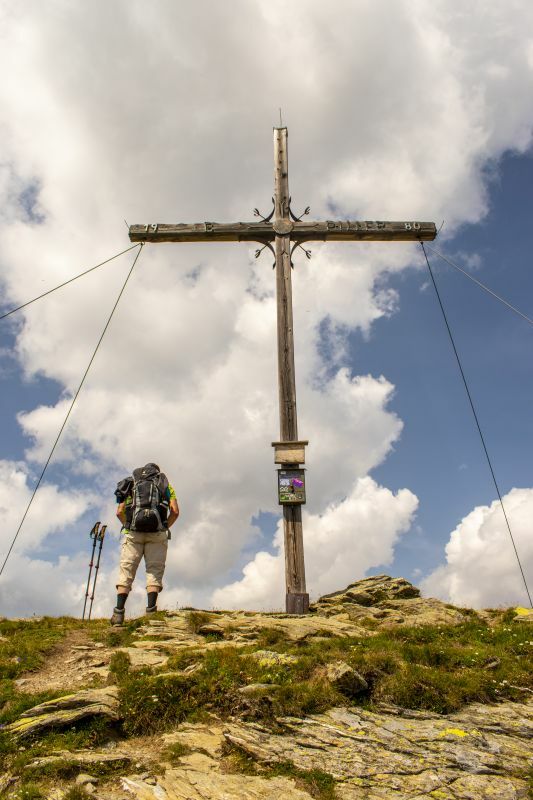 Klicke auf die Grafik für eine vergrößerte Ansicht  Name: 17 Am Gipfelkreuz des Piller.jpg Ansichten: 0 Größe: 71,5 KB ID: 3090293